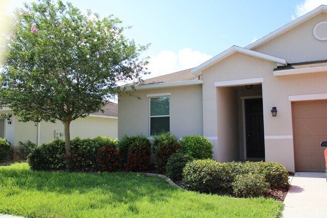 Foto del edificio - "Stunning 3 Bed/2 Bath Home with Lake View...