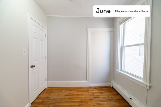 Foto del edificio - Private bedroom in 3 bed/1 bath Home