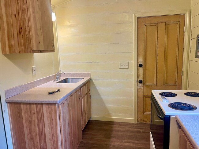 Building Photo - Studio, 1 bath House - 20797 Walnut St