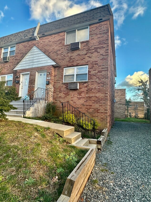 Primary Photo - 1144 E Mount Airy Ave