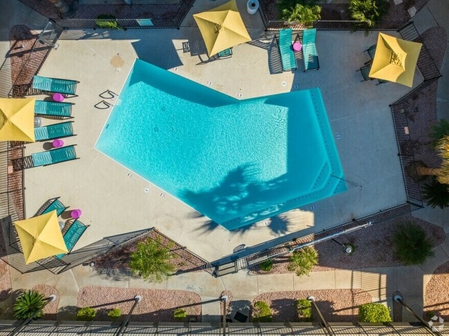 Vista aérea de la piscina - Dwell