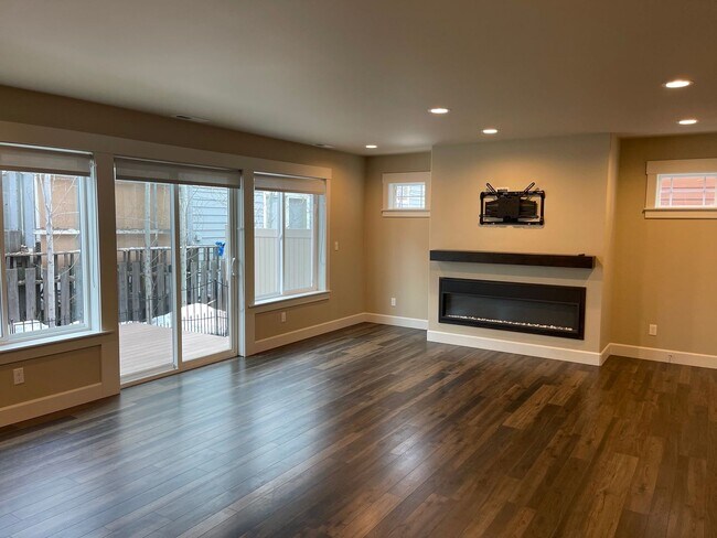Foto del edificio - Now renting 3 Bedroom Town-home