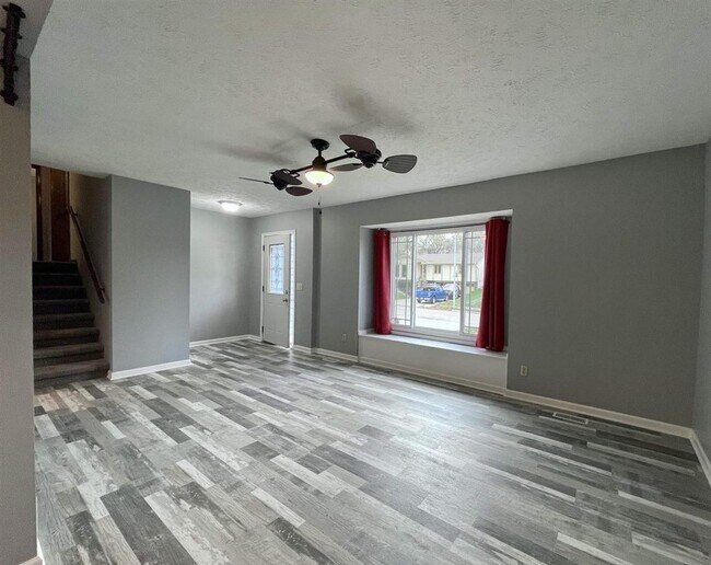 Foto del edificio - Spacious Tri-Level Home With Modern Upgrad...