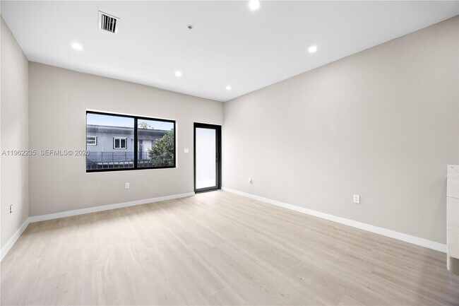 Foto del edificio - 630 NE 166th St