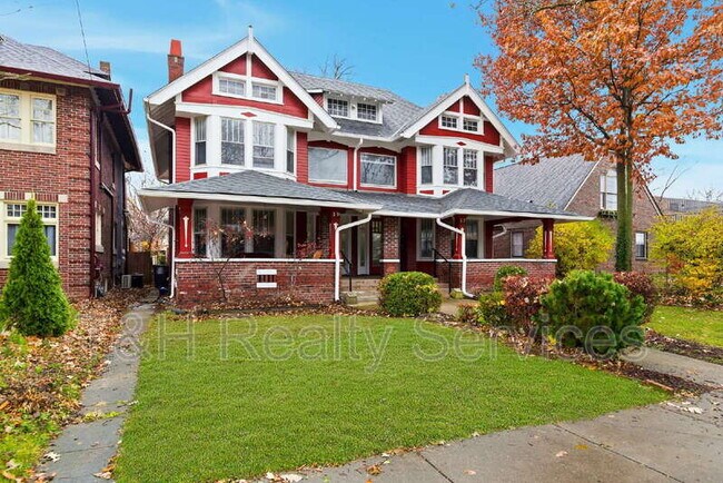 Building Photo - 39 E 32nd St