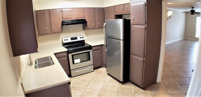 Building Photo - 956 Sunmeadow Dr