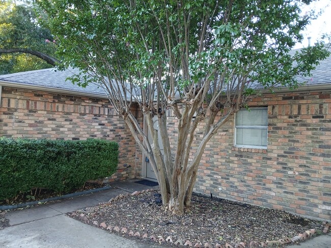 Building Photo - 3202 Foxboro Dr