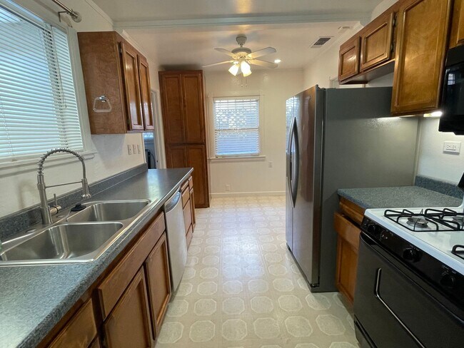Foto del edificio - Three Bedroom One Bathroom Home in Sacramento