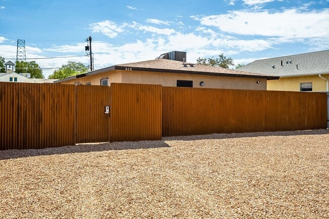 Foto del edificio - 615 S Santa Rita Ave