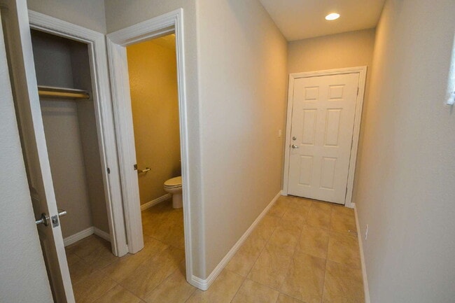 Building Photo - "Spacious 4-Bedroom Retreat with 2.5 Baths in Vibrant Las Vegas Locale!"