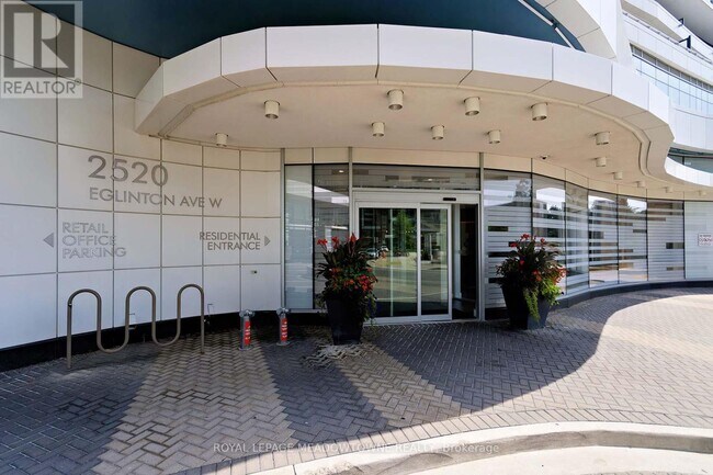 Photo du bâtiment - 2520 Eglinton Ave W
