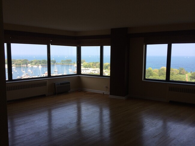 Living room (view of the Belmont Harbor and Lake Shore Dr) - 3100 N Lake Shore Dr