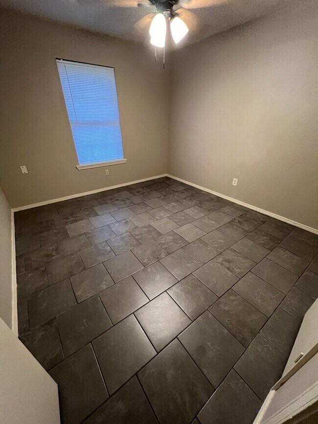 Foto del edificio - 3 Bed, 1 Bath House. 1 Car Garage