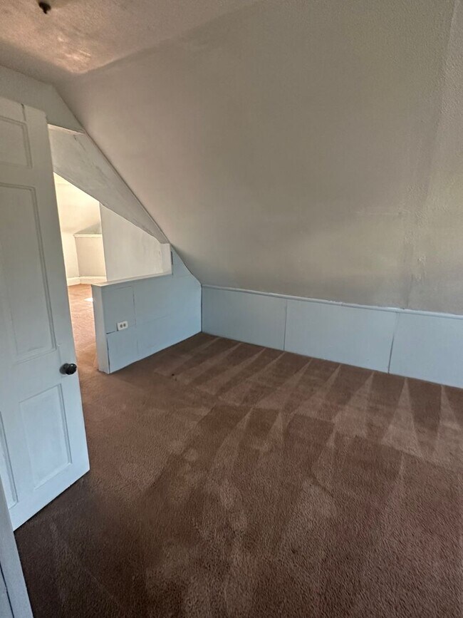 Building Photo - 3bd Single Broadway/E. 55th St. Cash Pay