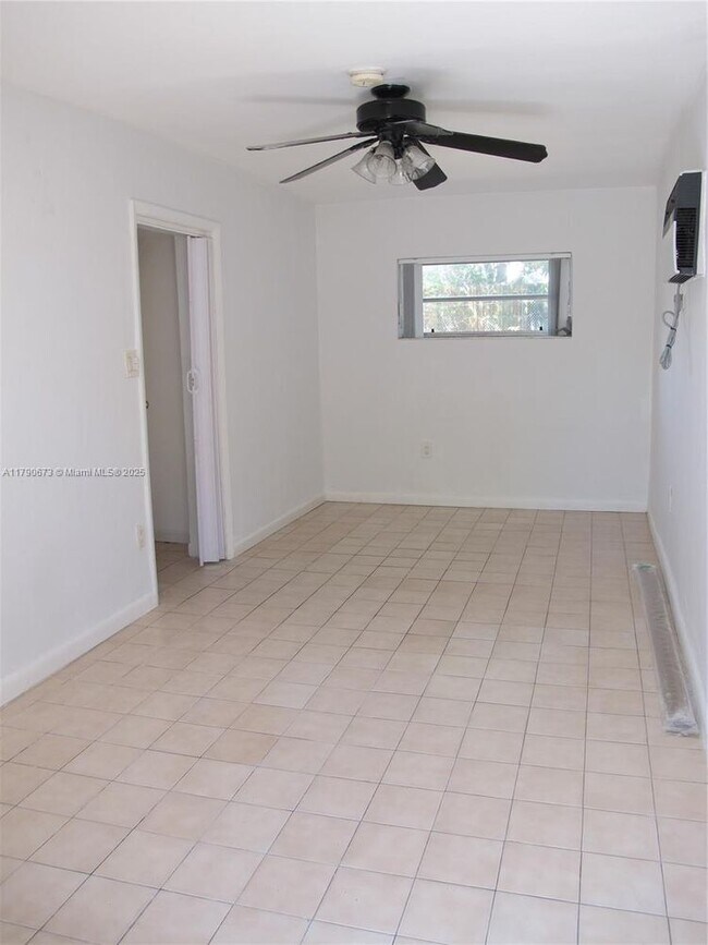 Building Photo - 926 SW 10th Ave
