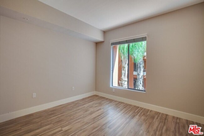 Foto del edificio - 6240 W 3rd St