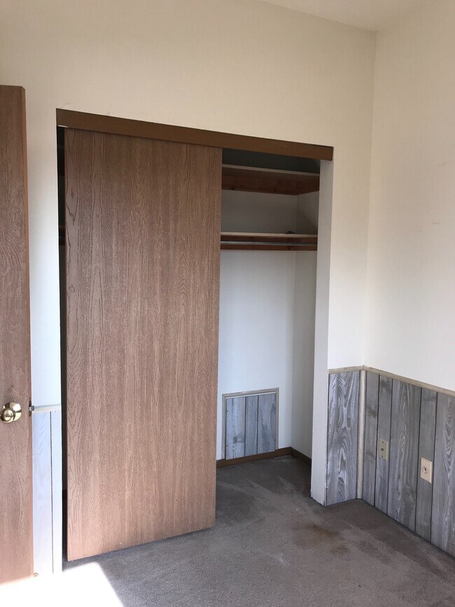 Building Photo - OSU North Campus 5 bedroom 2 bath apartment