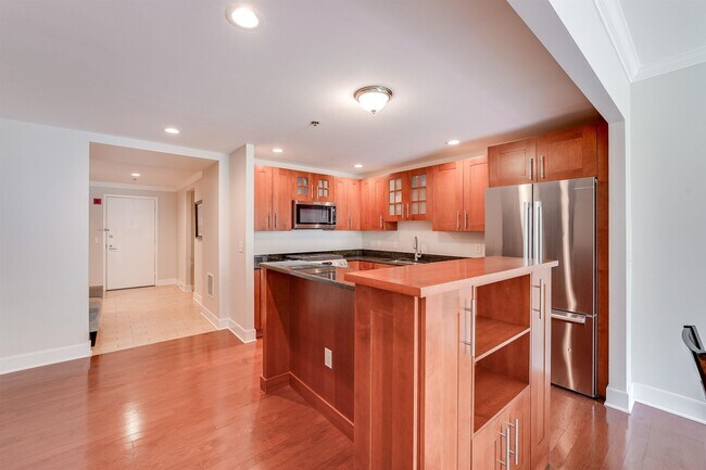 Building Photo - 1025 Maxwell Ln