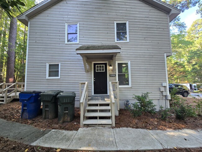 Foto del edificio - 5906 Applewood Ln
