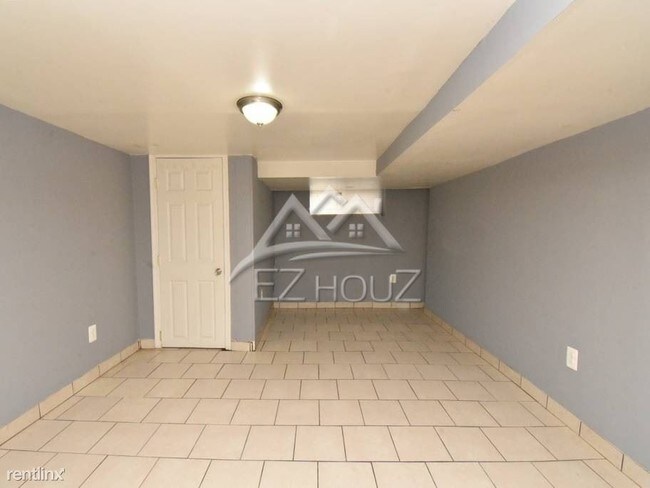 Building Photo - 3 br, 1 bath Apartment - 3033 E Monument St