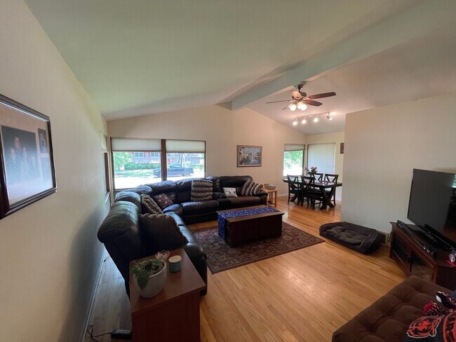 Foto del edificio - 220 Elmwood Dr