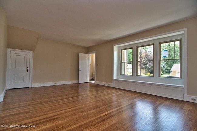 Building Photo - 638 Taylor Ave
