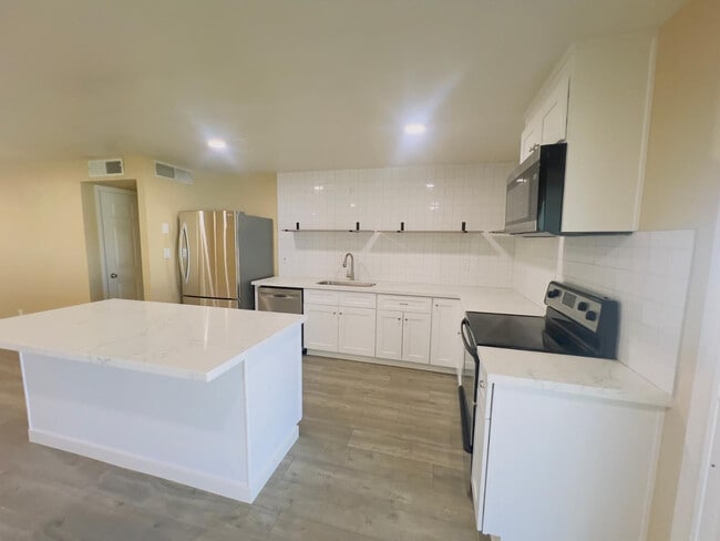 Building Photo - 4016 E Eugie Ave