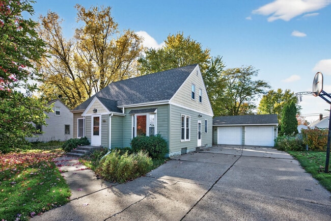 Building Photo - 1049 Sterling St N