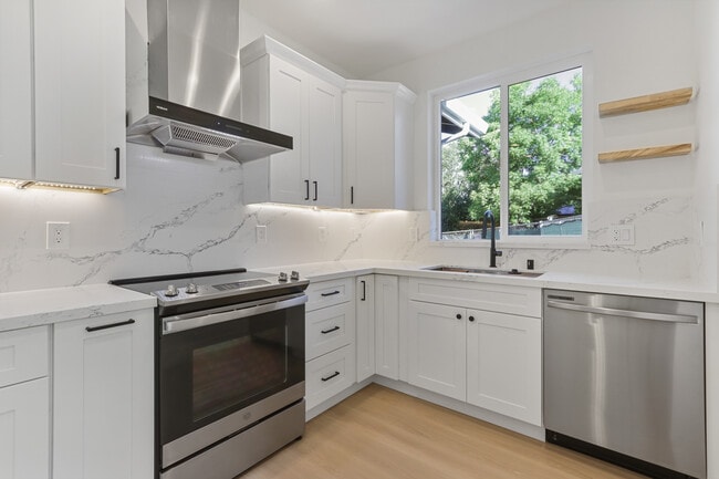Building Photo - 552 Sequoia Dr