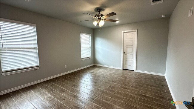 Foto del edificio - 5202 White Rose Dr