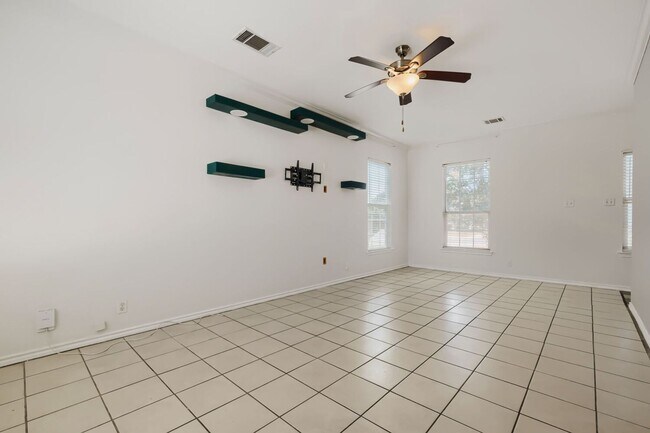 Foto del edificio - 5635 Midcrown Dr