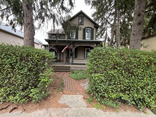 Building Photo - Spacious 4-5 Bedroom, 1.5 Bathroom 2-Story...