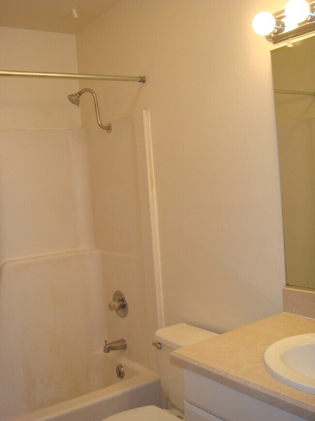 Baño - 807 Wheelock St