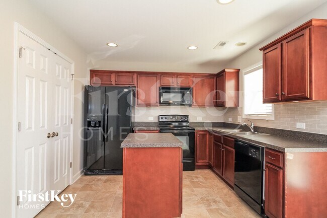 Foto del edificio - 1686 Crestlawn Tl