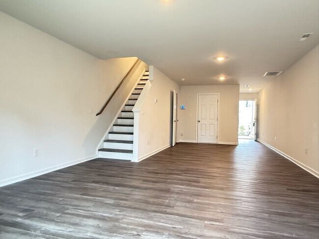 Foto del edificio - 3 Bedrooms 1 Garage & Open space one the Main Floor