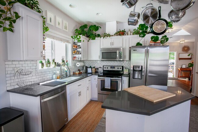 Foto del edificio - 5615 NE 75th Ave