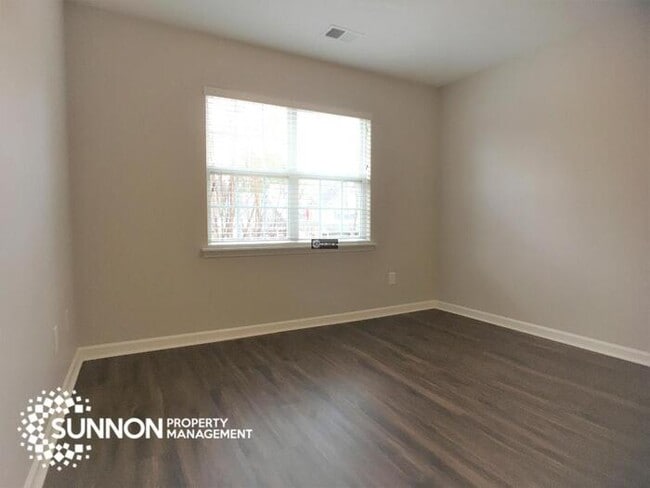 Building Photo - Beautiful End Unit Townhome in Mallard Creek!