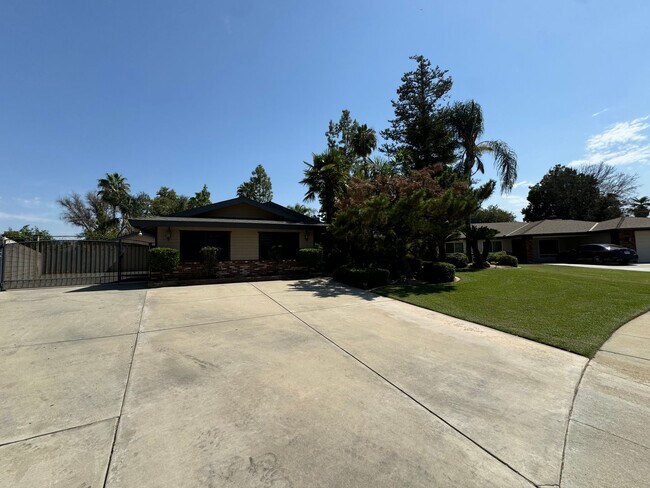 Building Photo - NW Bakersfield home with a pool!