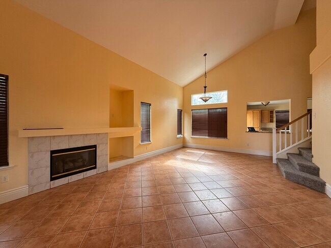 Sala de estar vista desde la puerta principal - 3326 Amberfield Cir