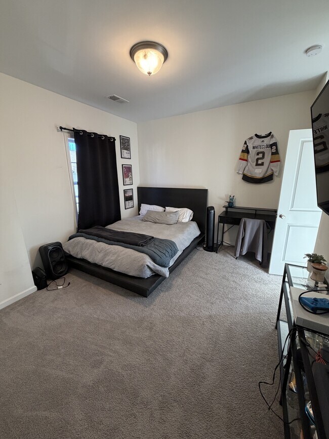 Foto del edificio - 215 Honeysuckle Wy