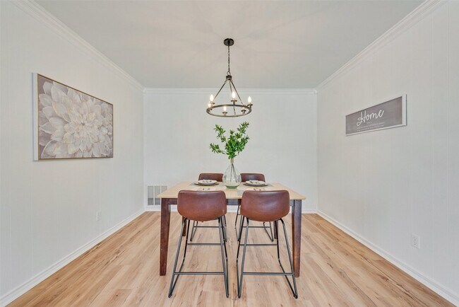 Foto del edificio - 220 Clearwood Dr