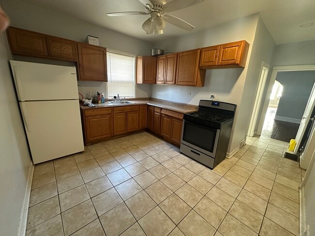 Building Photo - 5208 W Hutchinson St