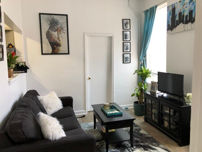 Living Room - 1312 W Cullerton St