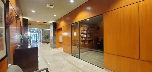 Foto del edificio - 208 W Washington St