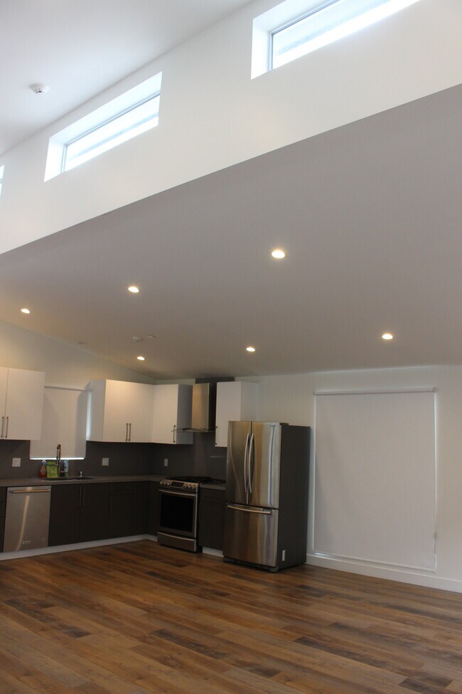 Building Photo - 547 W Knoll Dr