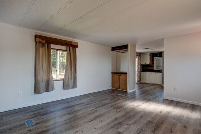 Building Photo - 2 Bedroom, 1 bath Minutes from NAS Whidbey