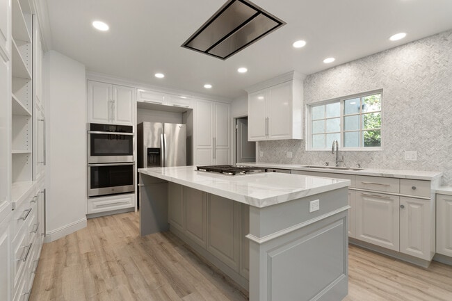 Building Photo - 519 N Rexford Dr