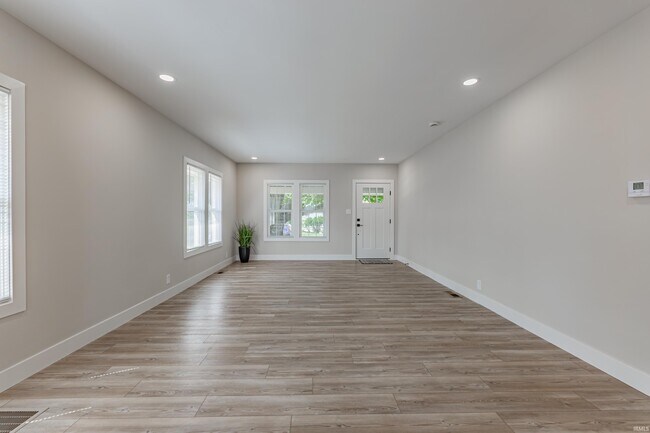 Building Photo - 808 S Cullen Ave