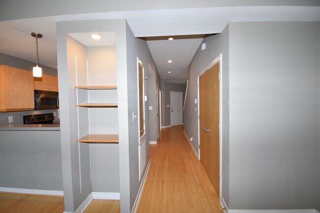 Foto del edificio - Large 2 Bedroom Condo For Rent Near Historic Downtown Clarksville!