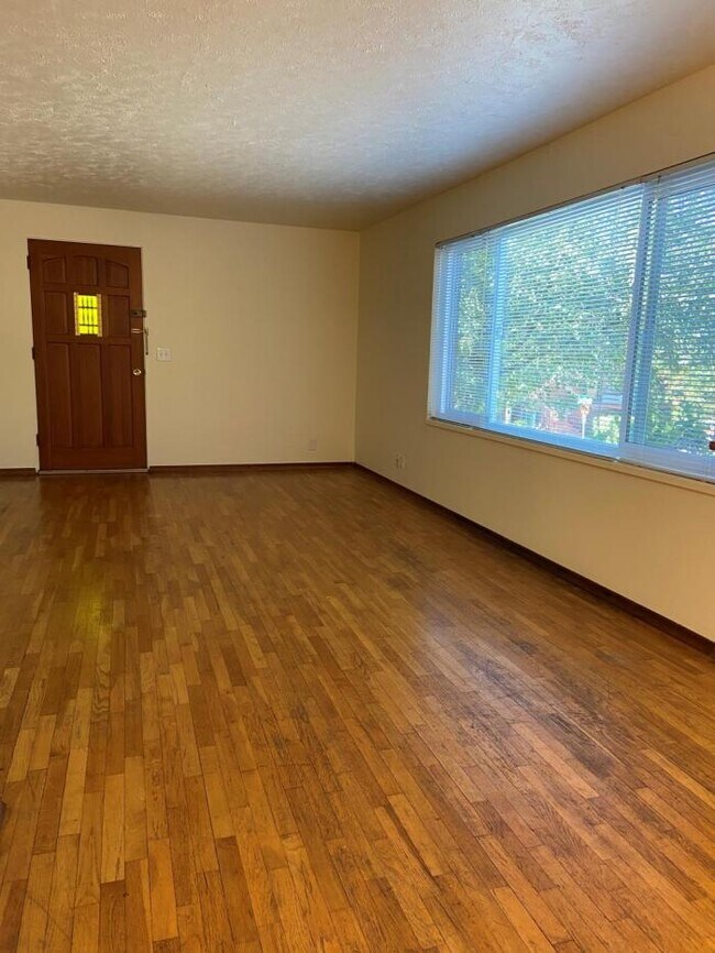 Building Photo - 2 bedroom in Seattle WA 98103